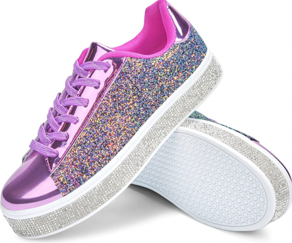 Sepatu sneakers dengan aksen gliter atau payet yang mencuri perhatian